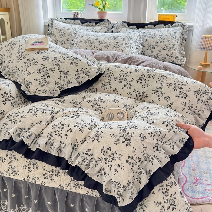 91家纺网 家纺一手货源 找家纺 雅眠居 2026直播爆款泡芙双层纱蕾丝花边被套款床盖款四件套 墨染