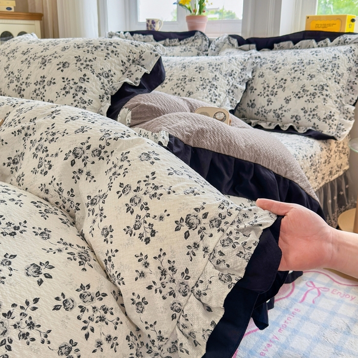 91家纺网 家纺一手货源 找家纺 雅眠居 2026直播爆款泡芙双层纱蕾丝花边被套款床盖款四件套 墨染