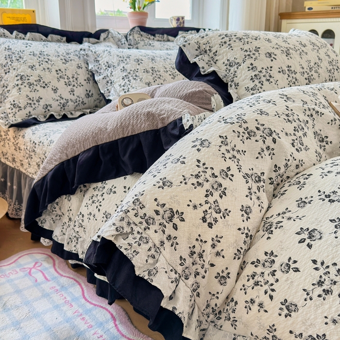 91家纺网 家纺一手货源 找家纺 雅眠居 2026直播爆款泡芙双层纱蕾丝花边被套款床盖款四件套 墨染