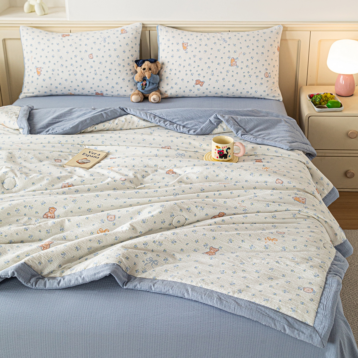 91家纺网 家纺一手货源 找家纺 几禾 2026新款A类云感双层纱夏被木棉皱皱纱棉花被小清新印花夏被夏凉被费尔岛空调被 顽皮熊蓝