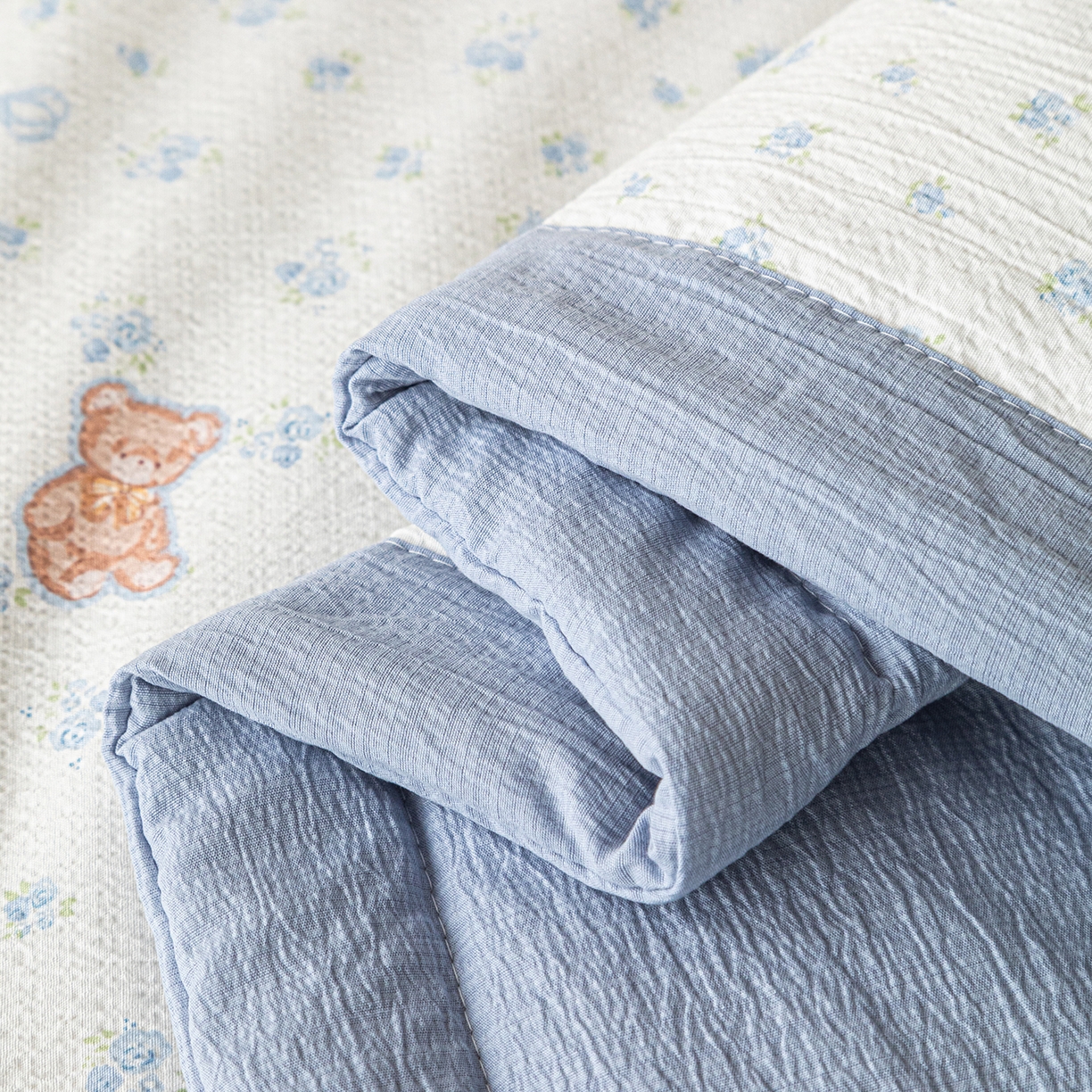 91家纺网 家纺一手货源 找家纺 几禾 2026新款A类云感双层纱夏被木棉皱皱纱棉花被小清新印花夏被夏凉被费尔岛空调被 顽皮熊蓝