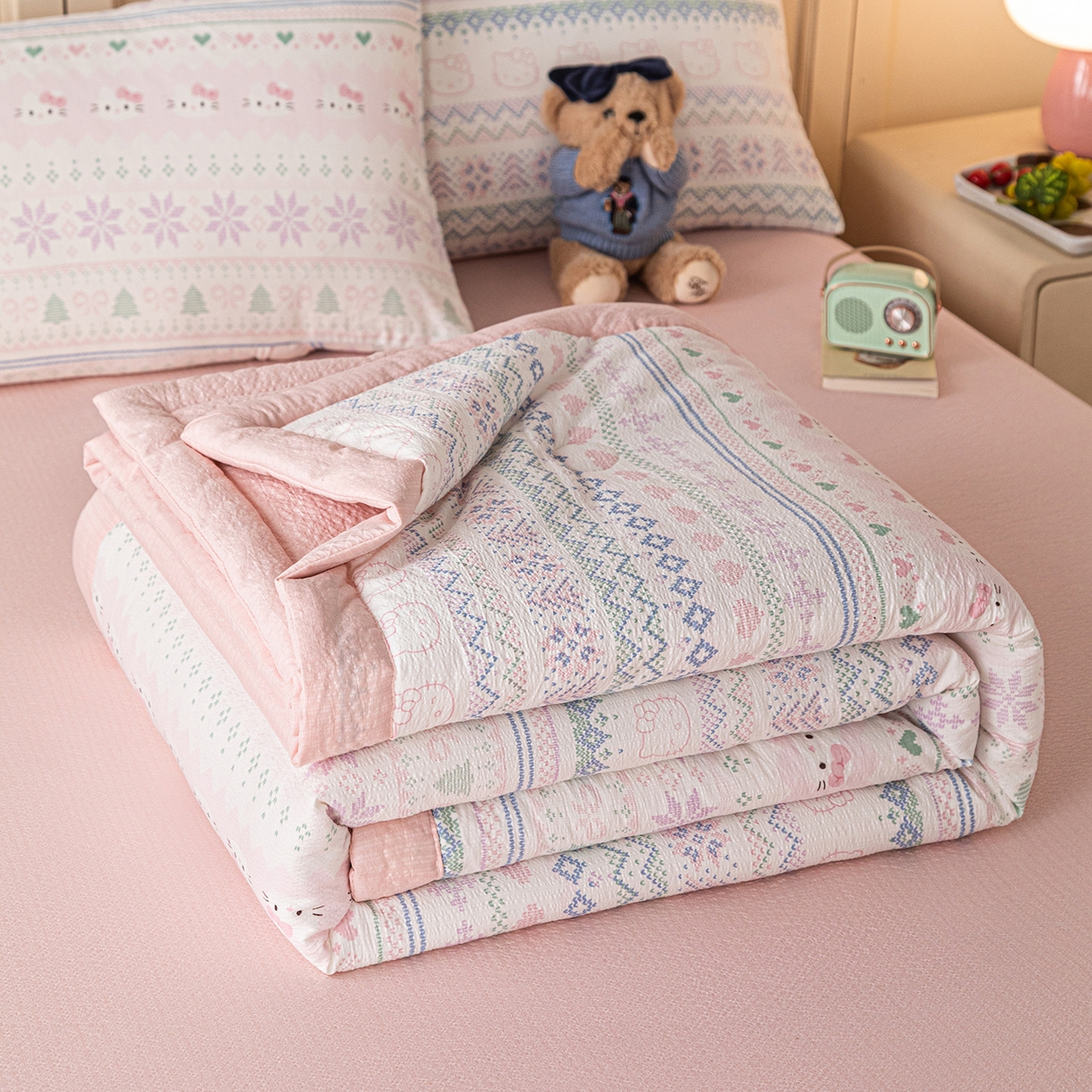 91家纺网 家纺一手货源 找家纺 几禾 2026新款A类云感双层纱夏被木棉皱皱纱棉花被小清新印花夏被夏凉被费尔岛空调被 猫趣