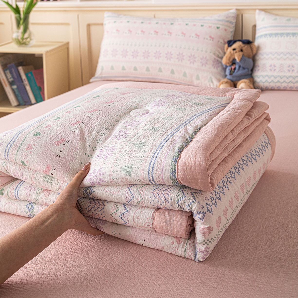 91家纺网 家纺一手货源 找家纺 几禾 2026新款A类云感双层纱夏被木棉皱皱纱棉花被小清新印花夏被夏凉被费尔岛空调被 猫趣