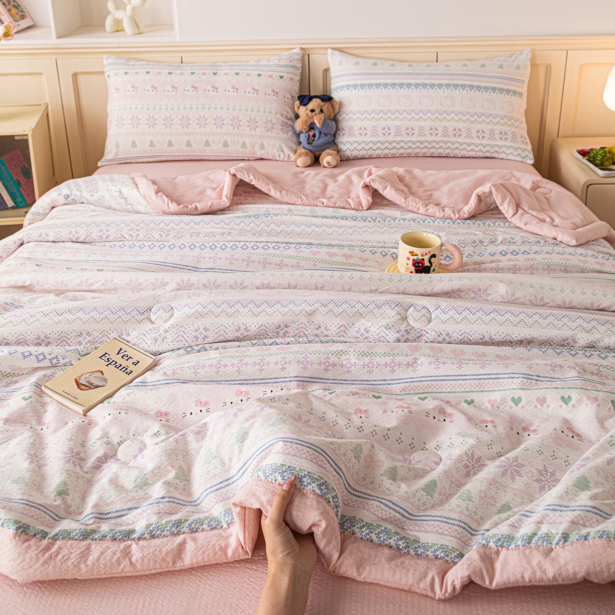 91家纺网 家纺一手货源 找家纺 几禾 2026新款A类云感双层纱夏被木棉皱皱纱棉花被小清新印花夏被夏凉被费尔岛空调被 猫趣