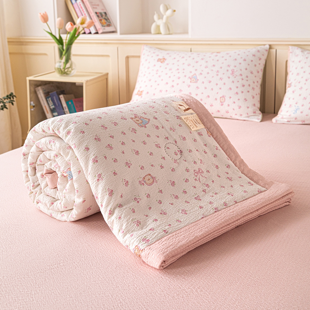 91家纺网 家纺一手货源 找家纺 几禾 2026新款A类云感双层纱夏被木棉皱皱纱棉花被小清新印花夏被夏凉被费尔岛空调被 顽皮熊粉