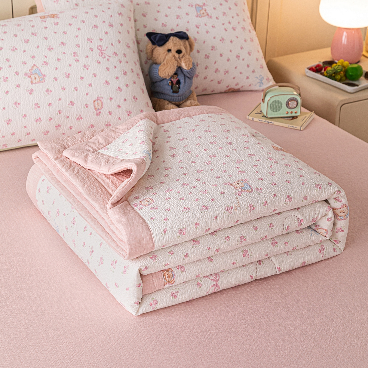 91家纺网 家纺一手货源 找家纺 几禾 2026新款A类云感双层纱夏被木棉皱皱纱棉花被小清新印花夏被夏凉被费尔岛空调被 顽皮熊粉