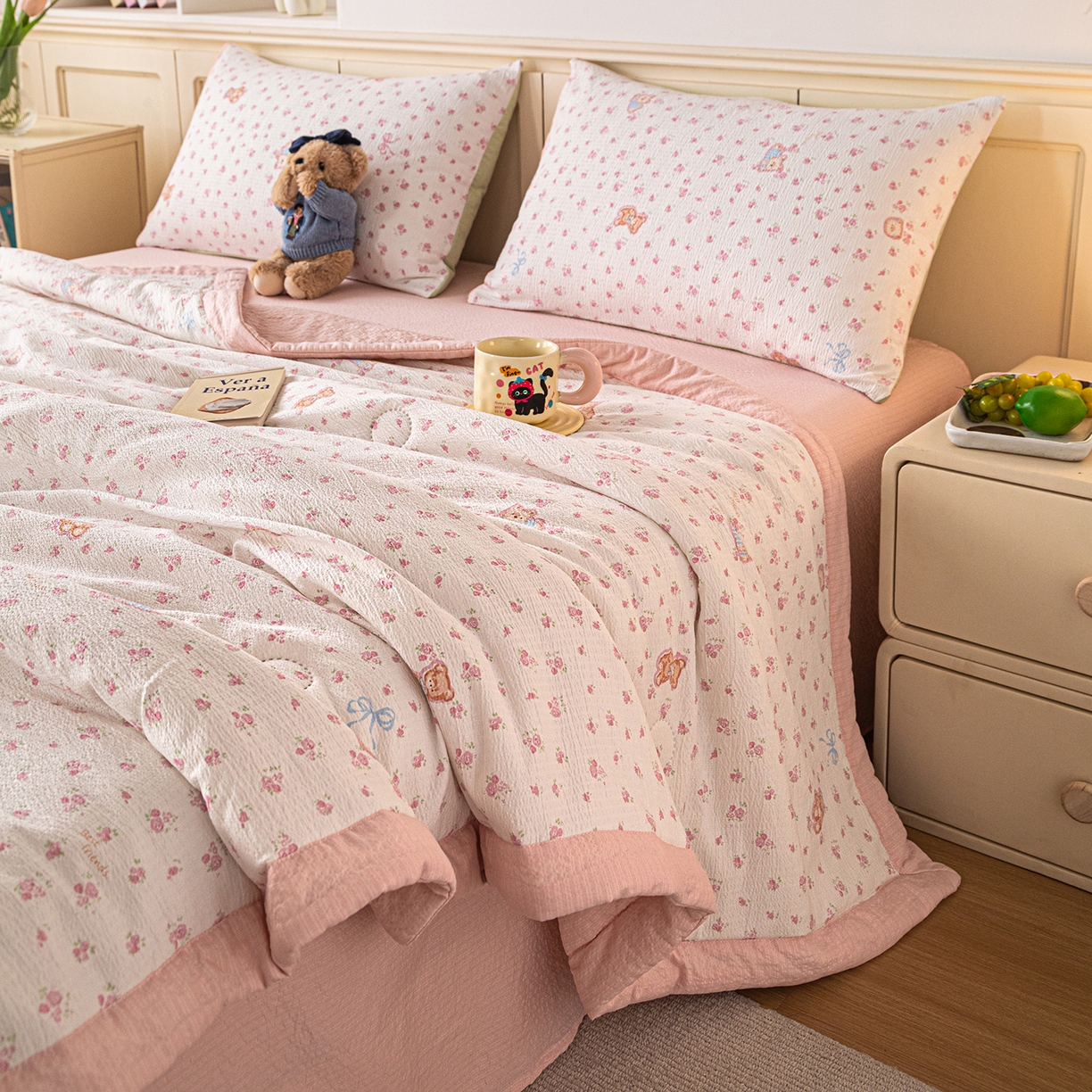 91家纺网 家纺一手货源 找家纺 几禾 2026新款A类云感双层纱夏被木棉皱皱纱棉花被小清新印花夏被夏凉被费尔岛空调被 顽皮熊粉