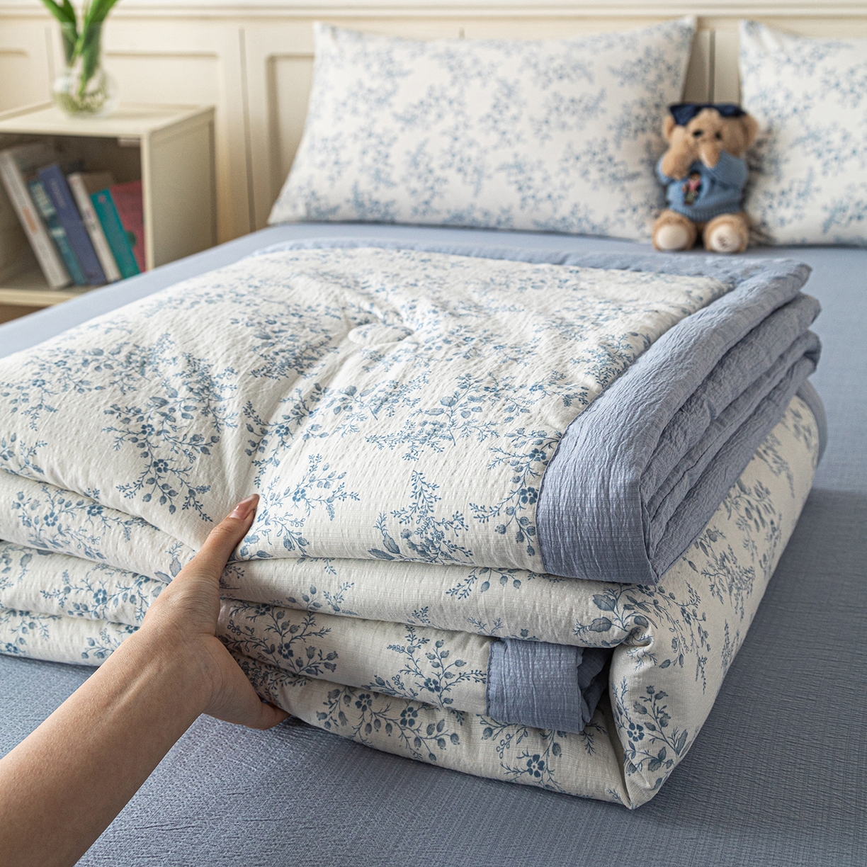 91家纺网 家纺一手货源 找家纺 几禾 2026新款A类云感双层纱夏被木棉皱皱纱棉花被小清新印花夏被夏凉被费尔岛空调被 蓝枝