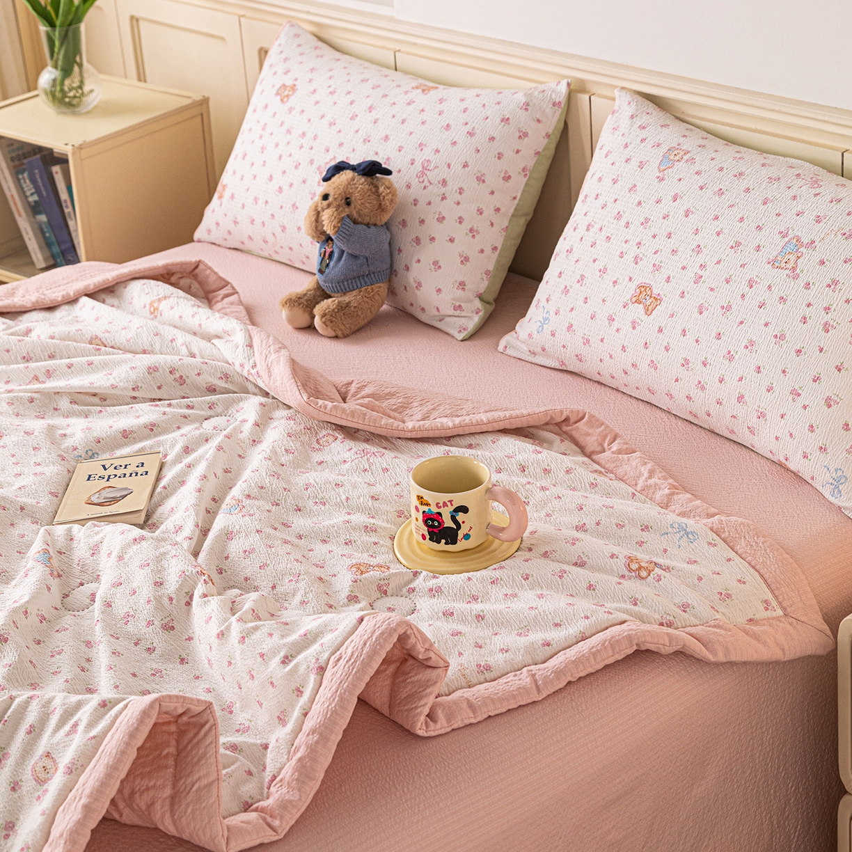 91家纺网 家纺一手货源 找家纺 几禾 2026新款A类云感双层纱夏被木棉皱皱纱棉花被小清新印花夏被夏凉被费尔岛空调被 顽皮熊粉