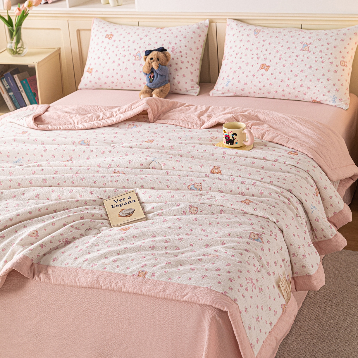 91家纺网 家纺一手货源 找家纺 几禾 2026新款A类云感双层纱夏被木棉皱皱纱棉花被小清新印花夏被夏凉被费尔岛空调被 顽皮熊粉