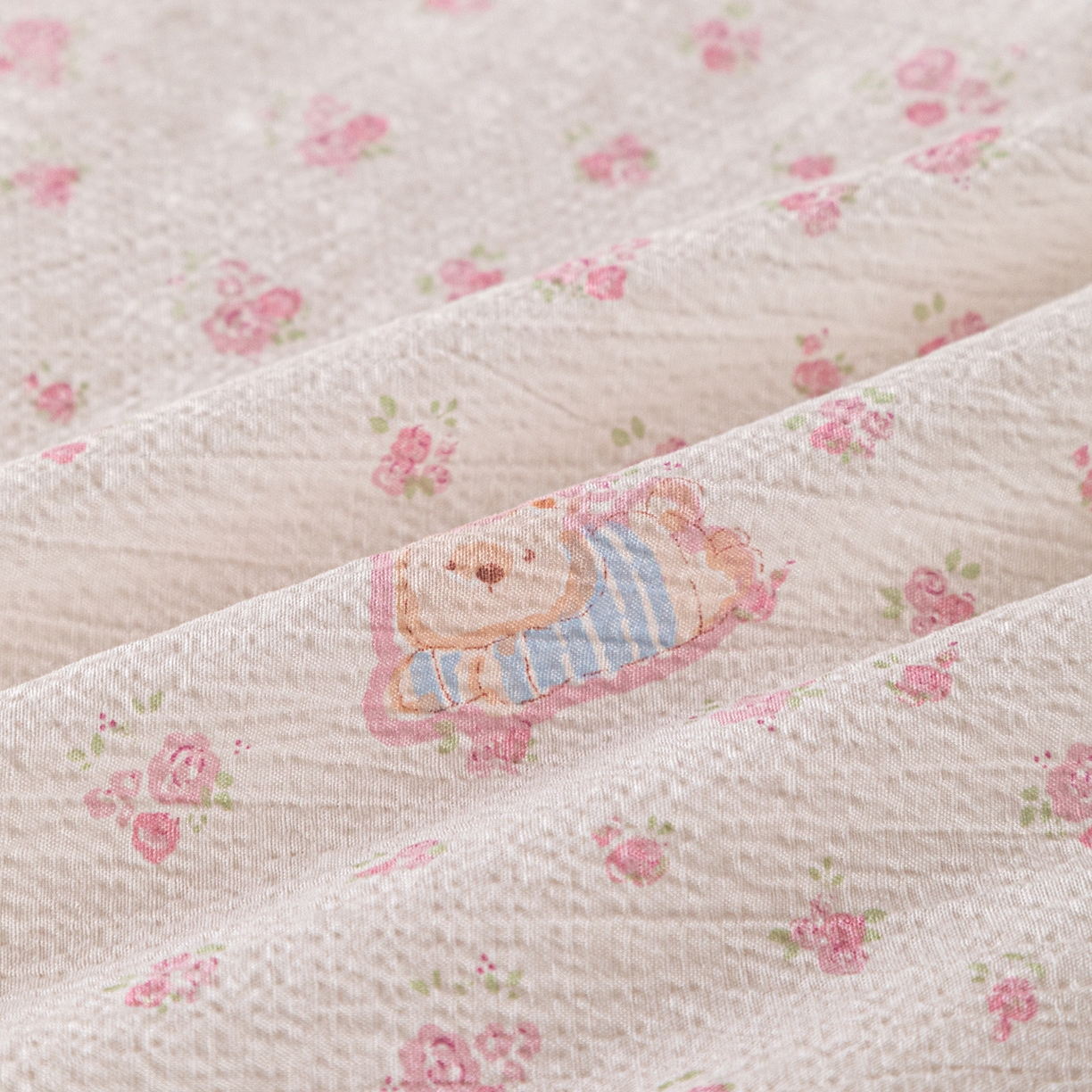 91家纺网 家纺一手货源 找家纺 几禾 2026新款A类云感双层纱夏被木棉皱皱纱棉花被小清新印花夏被夏凉被费尔岛空调被 顽皮熊粉