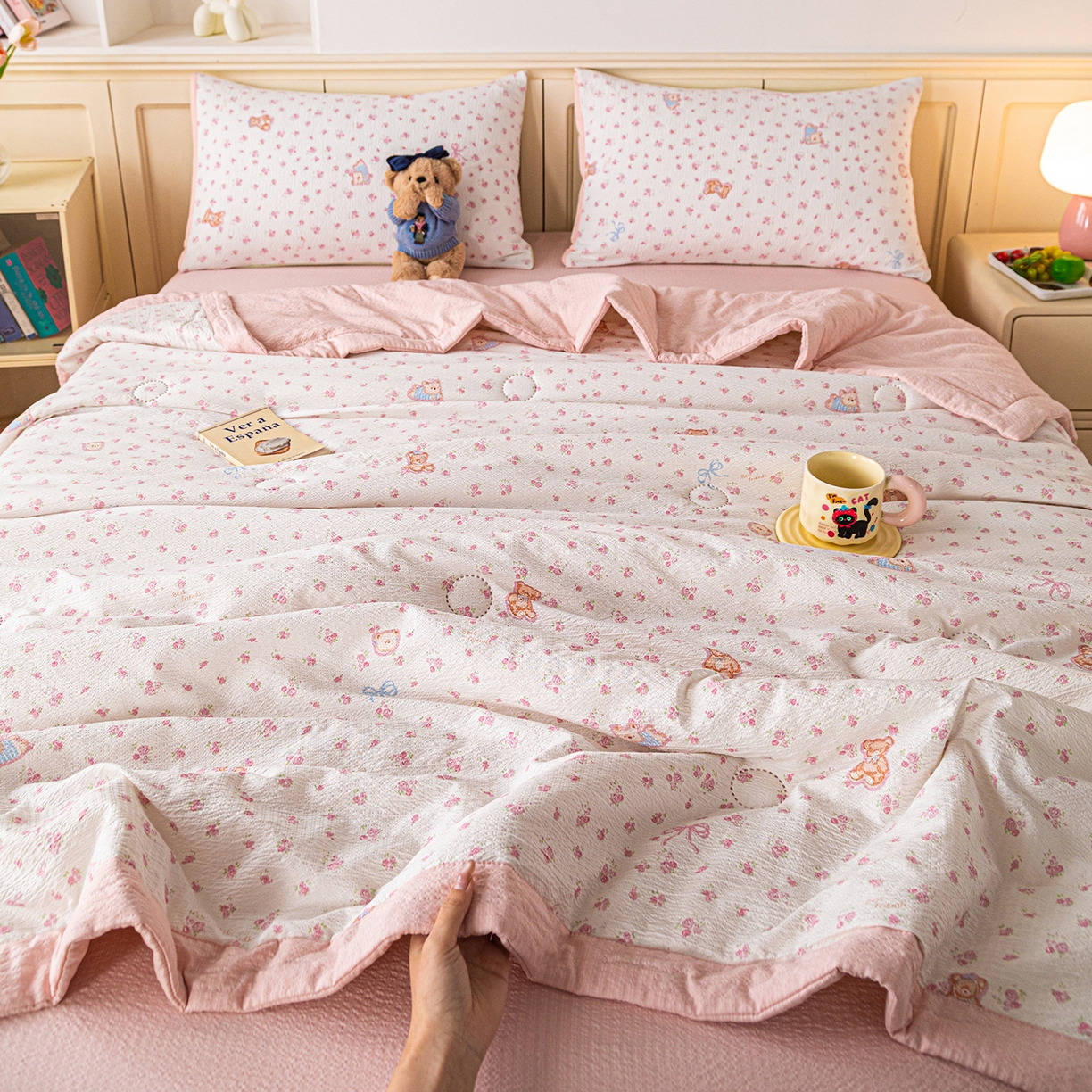 91家纺网 家纺一手货源 找家纺 几禾 2026新款A类云感双层纱夏被木棉皱皱纱棉花被小清新印花夏被夏凉被费尔岛空调被 顽皮熊粉