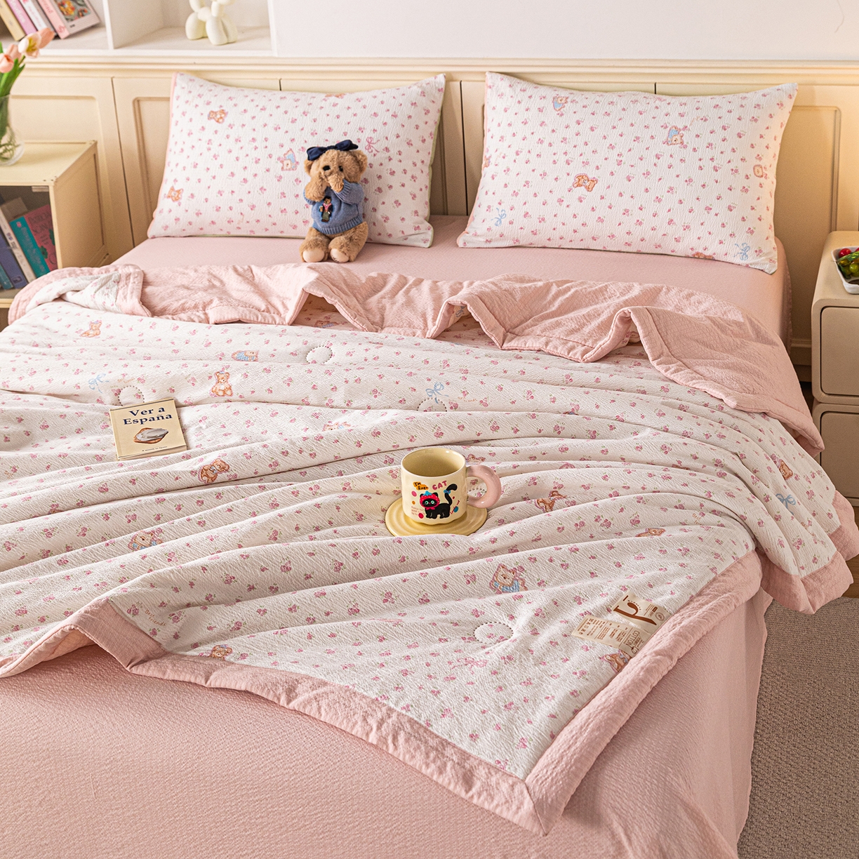 91家纺网 家纺一手货源 找家纺 几禾 2026新款A类云感双层纱夏被木棉皱皱纱棉花被小清新印花夏被夏凉被费尔岛空调被 顽皮熊粉