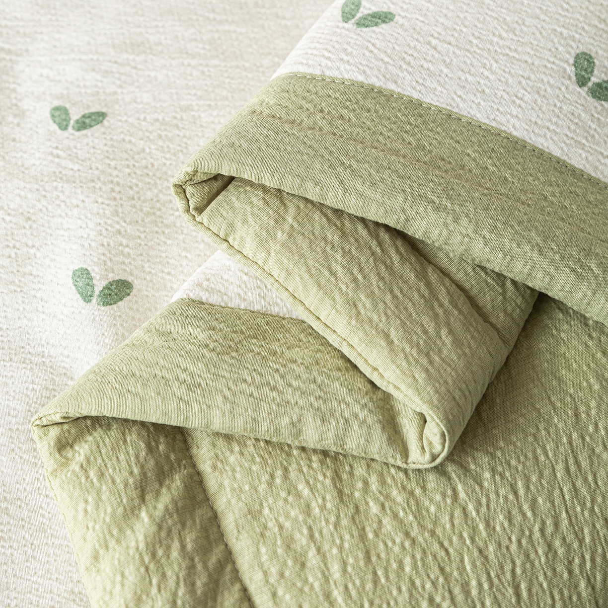 91家纺网 家纺一手货源 找家纺 几禾 2026新款A类云感双层纱夏被木棉皱皱纱棉花被小清新印花夏被夏凉被费尔岛空调被 嫩芽