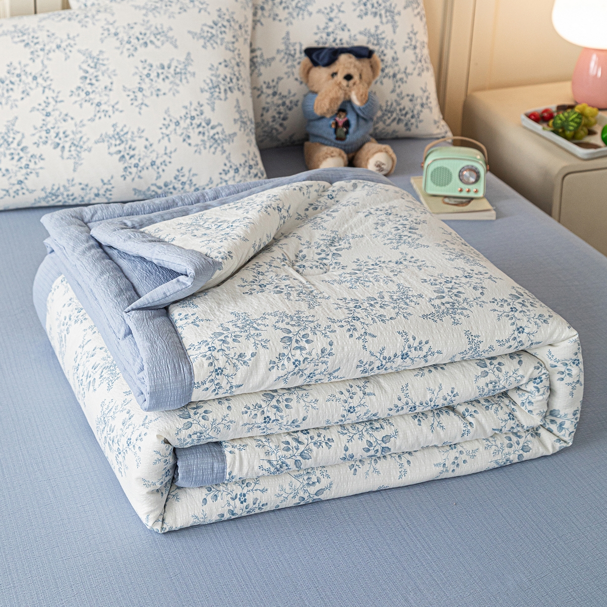 91家纺网 家纺一手货源 找家纺 几禾 2026新款A类云感双层纱夏被木棉皱皱纱棉花被小清新印花夏被夏凉被费尔岛空调被 蓝枝