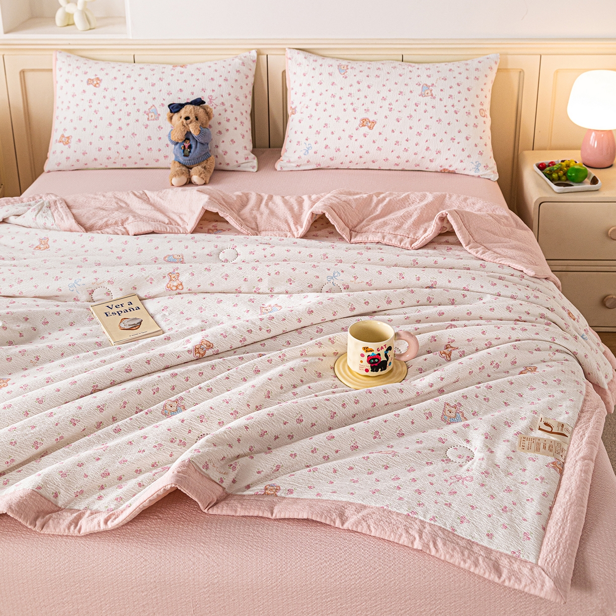 91家纺网 家纺一手货源 找家纺 几禾 2026新款A类云感双层纱夏被木棉皱皱纱棉花被小清新印花夏被夏凉被费尔岛空调被 顽皮熊粉