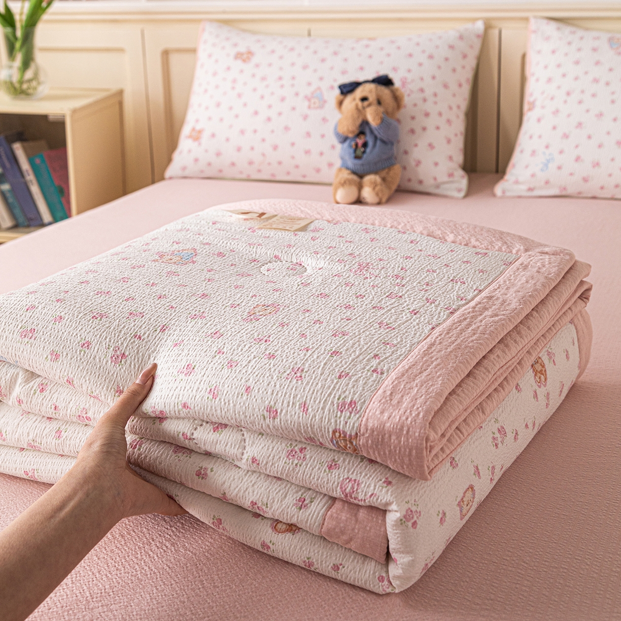 91家纺网 家纺一手货源 找家纺 几禾 2026新款A类云感双层纱夏被木棉皱皱纱棉花被小清新印花夏被夏凉被费尔岛空调被 顽皮熊粉