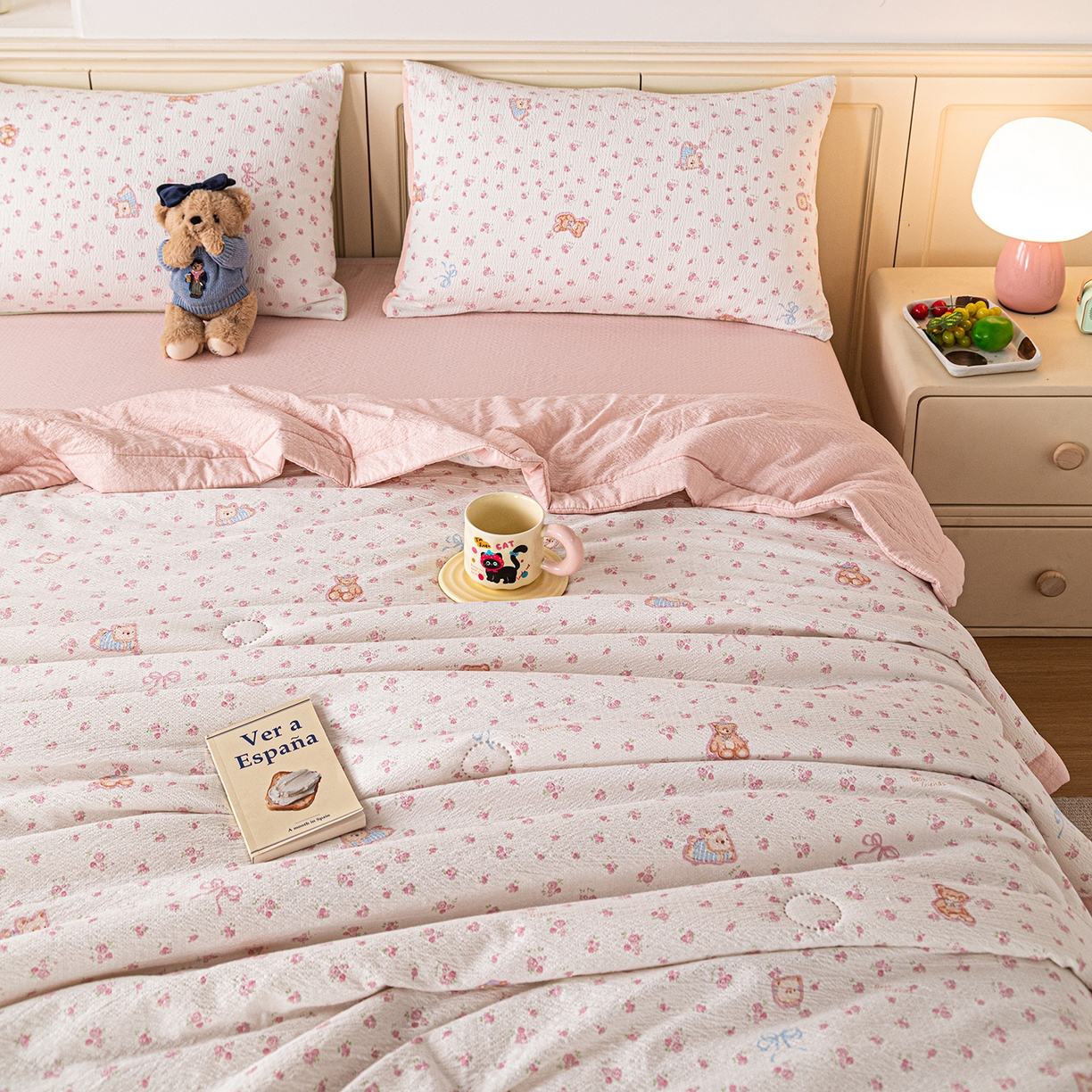 91家纺网 家纺一手货源 找家纺 几禾 2026新款A类云感双层纱夏被木棉皱皱纱棉花被小清新印花夏被夏凉被费尔岛空调被 顽皮熊粉