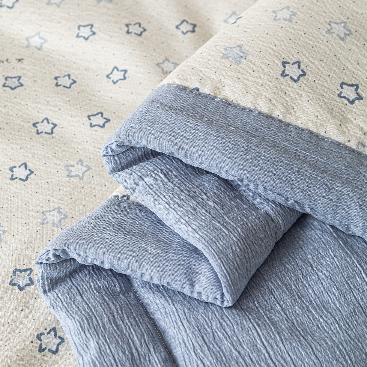 91家纺网 家纺一手货源 找家纺 几禾 2026新款A类云感双层纱夏被木棉皱皱纱棉花被小清新印花夏被夏凉被费尔岛空调被 摘星