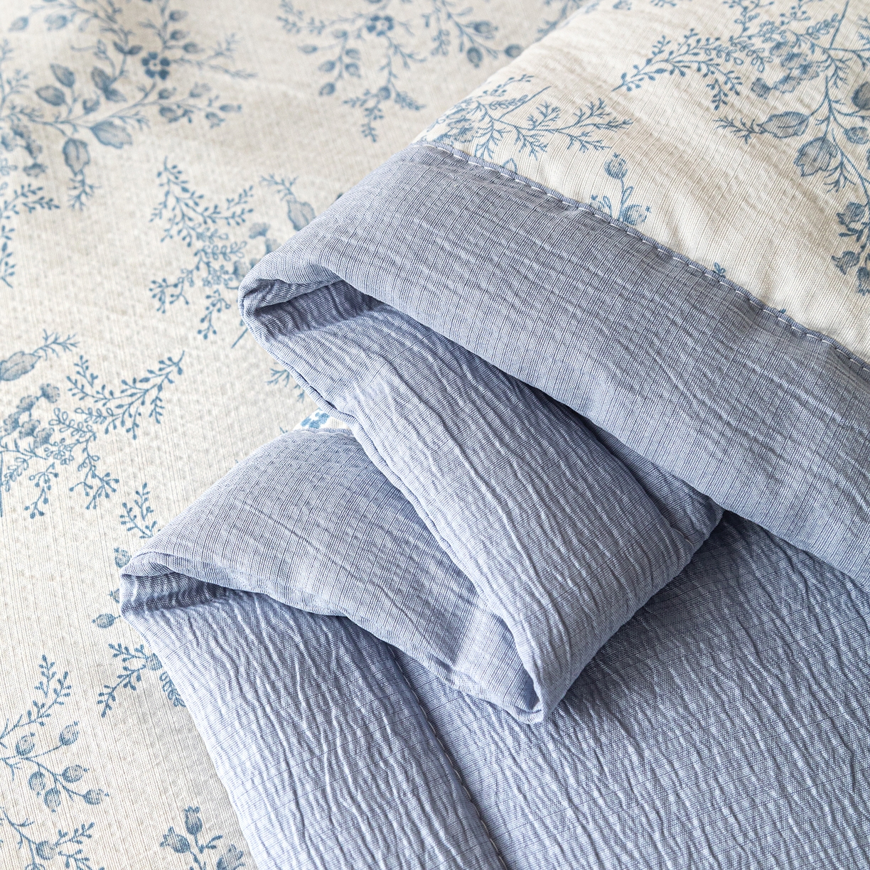 91家纺网 家纺一手货源 找家纺 几禾 2026新款A类云感双层纱夏被木棉皱皱纱棉花被小清新印花夏被夏凉被费尔岛空调被 蓝枝