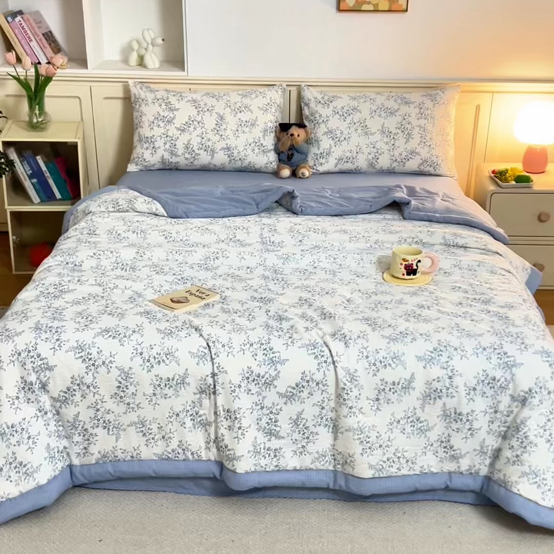 91家纺网 家纺一手货源 找家纺 几禾 2026新款A类云感双层纱夏被木棉皱皱纱棉花被小清新印花夏被夏凉被费尔岛空调被 蓝枝