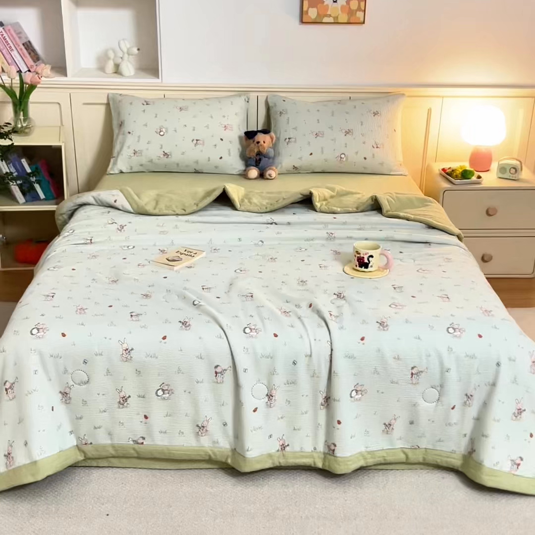 91家纺网 家纺一手货源 找家纺 几禾 2026新款A类云感双层纱夏被木棉皱皱纱棉花被小清新印花夏被夏凉被费尔岛空调被 兔子乐队