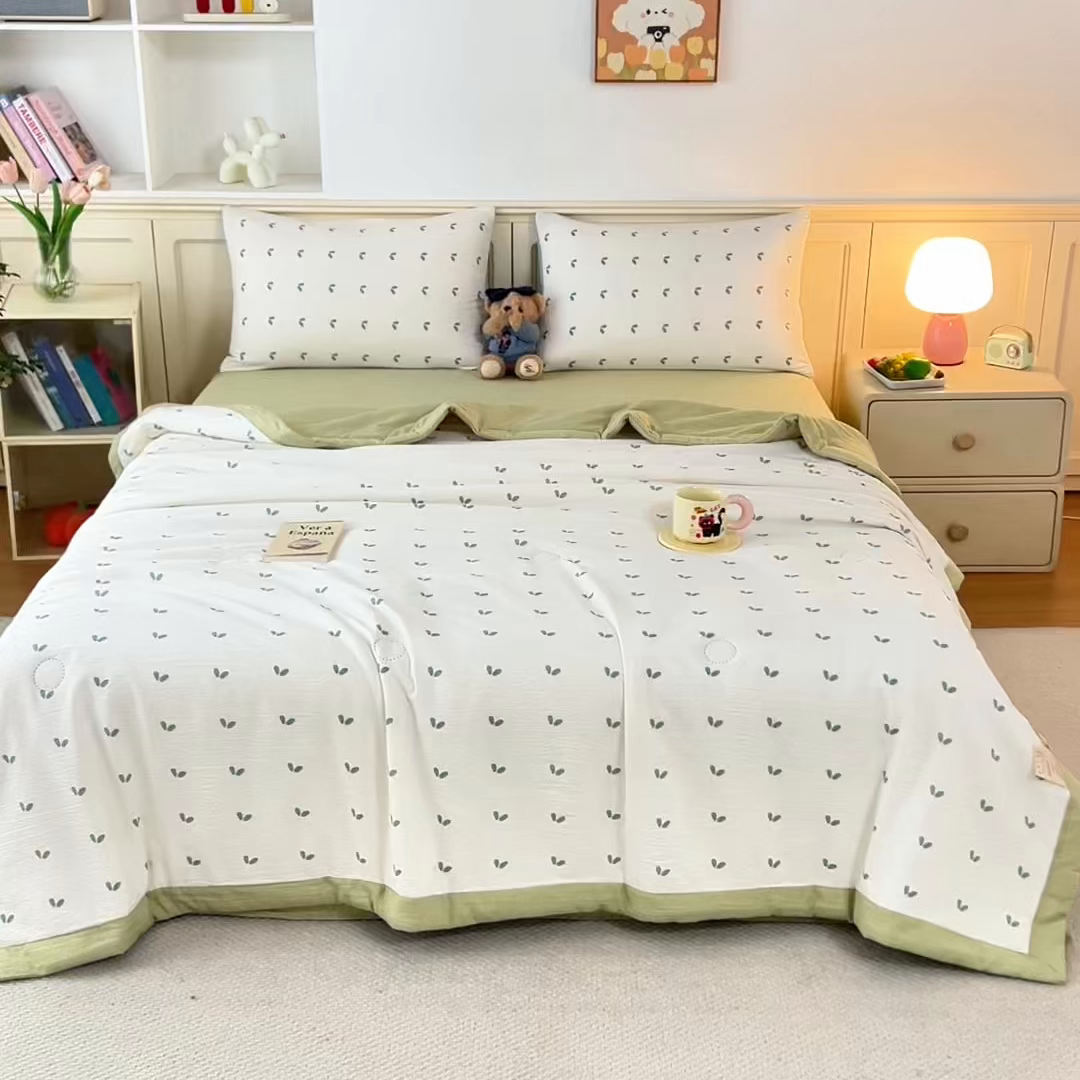 91家纺网 家纺一手货源 找家纺 几禾 2026新款A类云感双层纱夏被木棉皱皱纱棉花被小清新印花夏被夏凉被费尔岛空调被 嫩芽