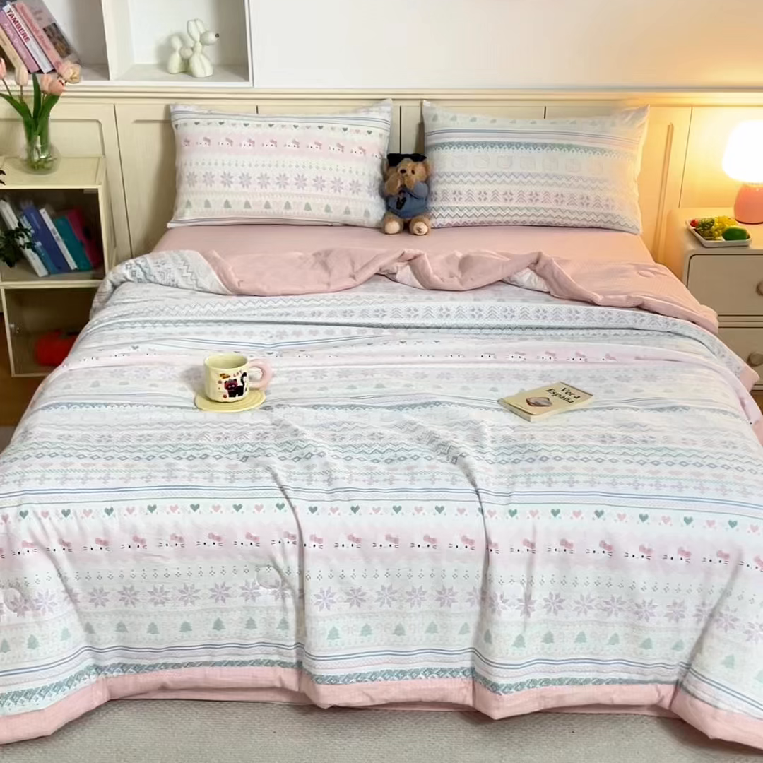 91家纺网 家纺一手货源 找家纺 几禾 2026新款A类云感双层纱夏被木棉皱皱纱棉花被小清新印花夏被夏凉被费尔岛空调被 猫趣