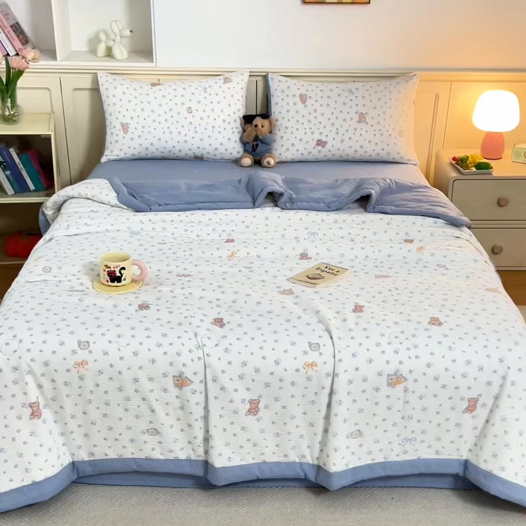 91家纺网 家纺一手货源 找家纺 几禾 2026新款A类云感双层纱夏被木棉皱皱纱棉花被小清新印花夏被夏凉被费尔岛空调被 顽皮熊蓝