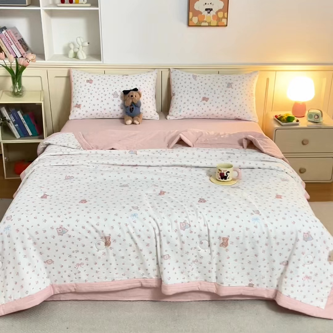 91家纺网 家纺一手货源 找家纺 几禾 2026新款A类云感双层纱夏被木棉皱皱纱棉花被小清新印花夏被夏凉被费尔岛空调被 顽皮熊粉