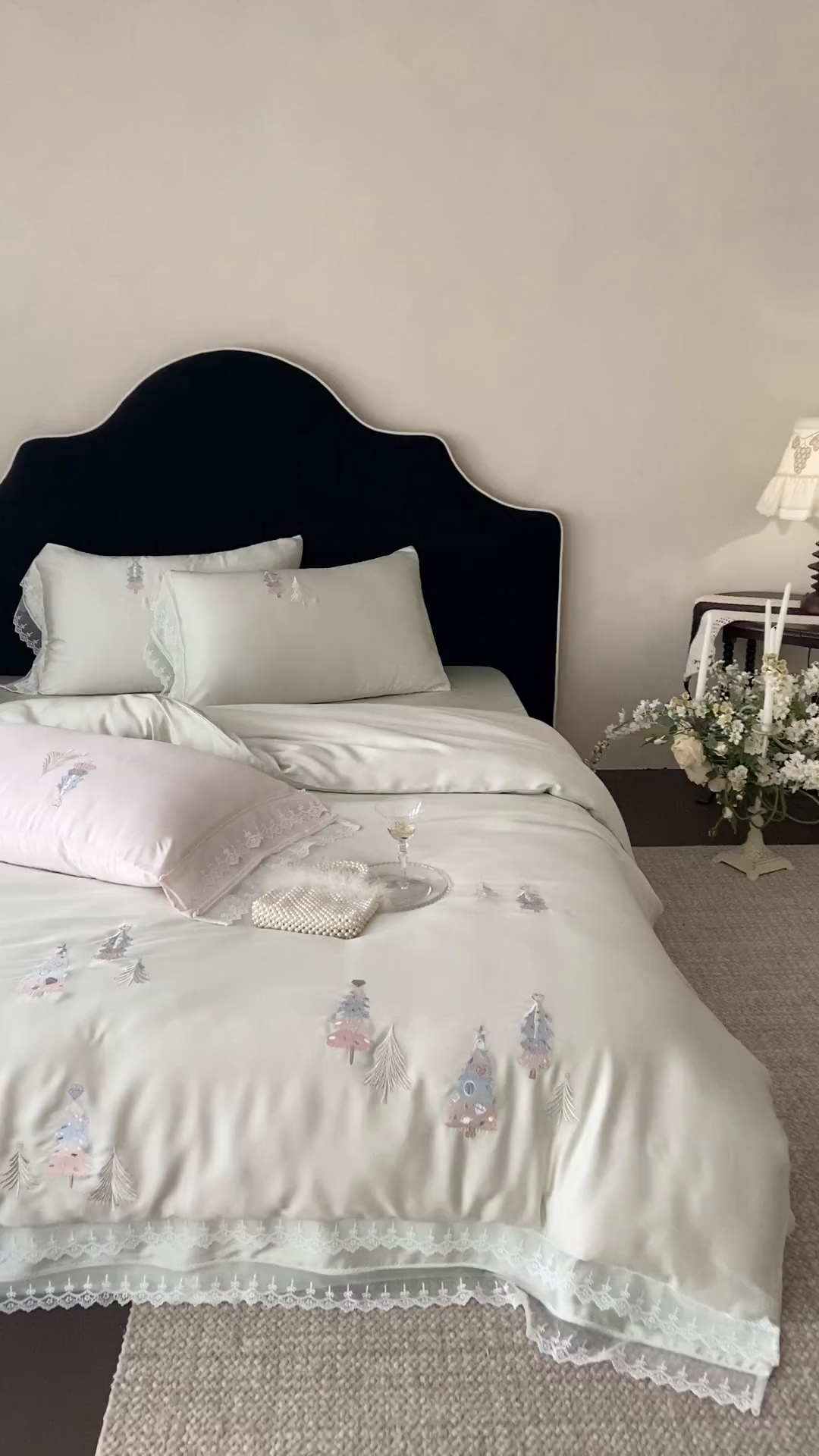 91家纺网 家纺一手货源 找家纺 树下 2026新款60S天丝刺绣花边四件套-安松 安松绿