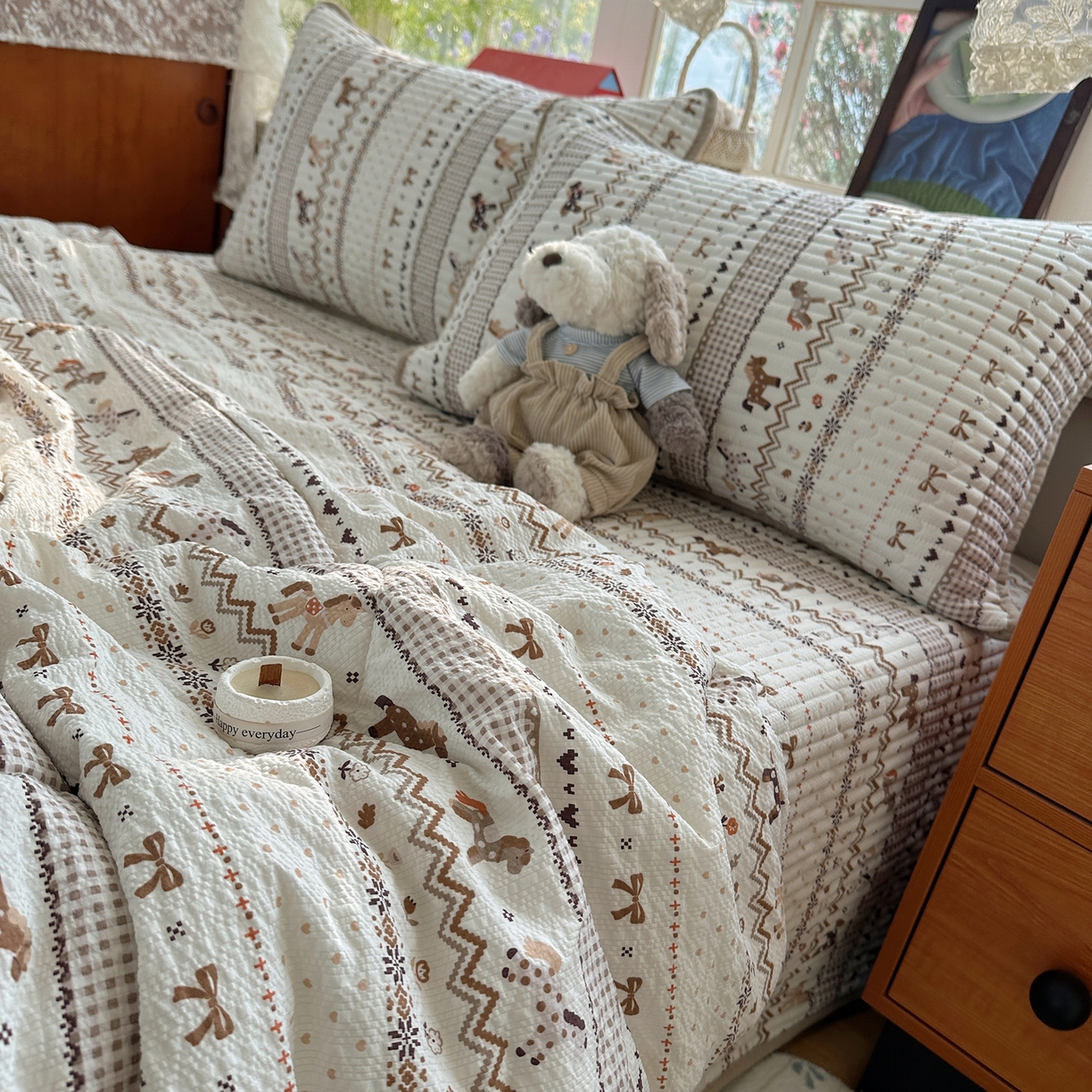 91家纺网 家纺一手货源 找家纺 几禾 2026新款高品质A类泡芙纱床盖夏被套件-青提系列（晚风渐热，温柔续夏） 青提-栗色木马纹