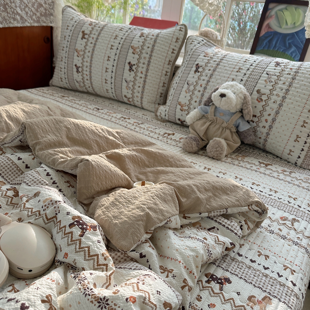 91家纺网 家纺一手货源 找家纺 几禾 2026新款高品质A类泡芙纱床盖夏被套件-青提系列（晚风渐热，温柔续夏） 青提-栗色木马纹