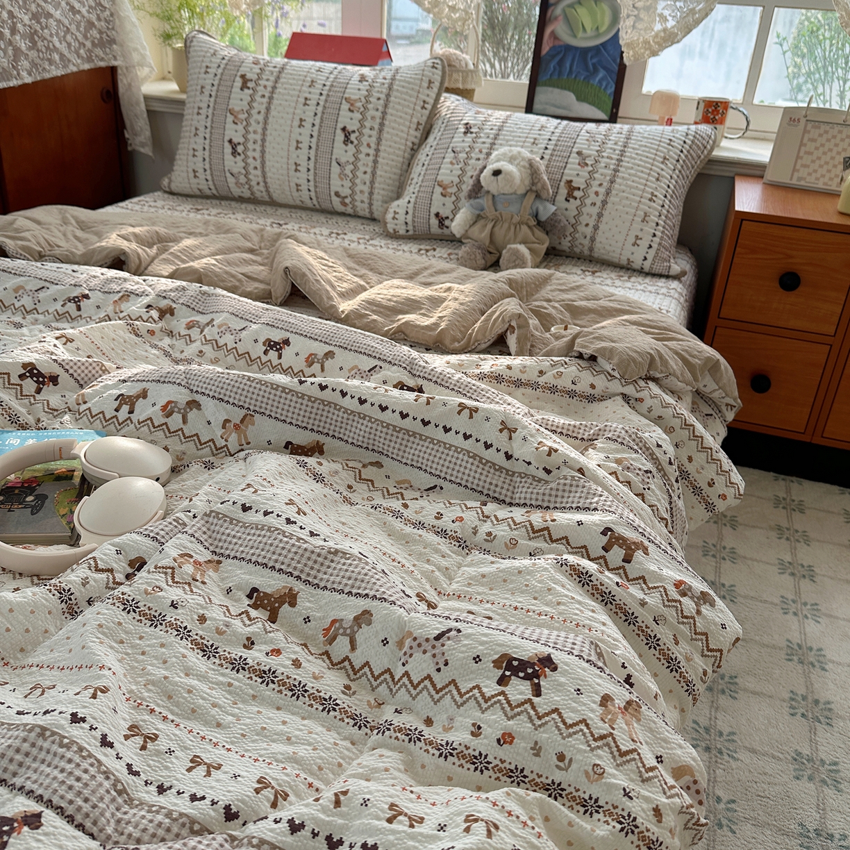 91家纺网 家纺一手货源 找家纺 几禾 2026新款高品质A类泡芙纱床盖夏被套件-青提系列（晚风渐热，温柔续夏） 青提-栗色木马纹