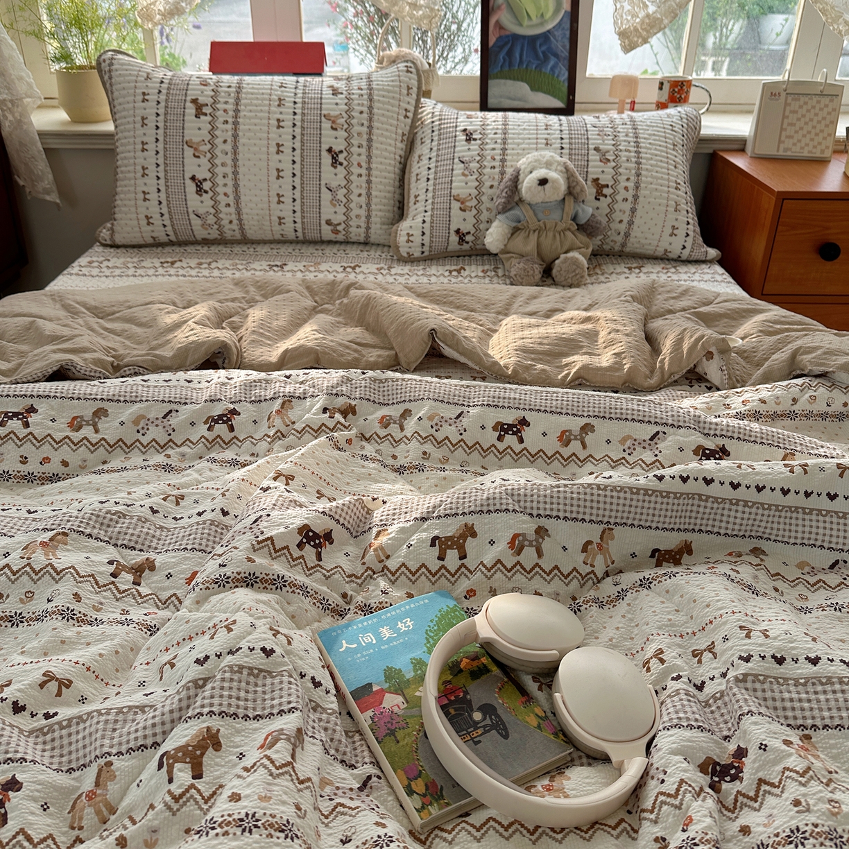 91家纺网 家纺一手货源 找家纺 几禾 2026新款高品质A类泡芙纱床盖夏被套件-青提系列（晚风渐热，温柔续夏） 青提-栗色木马纹