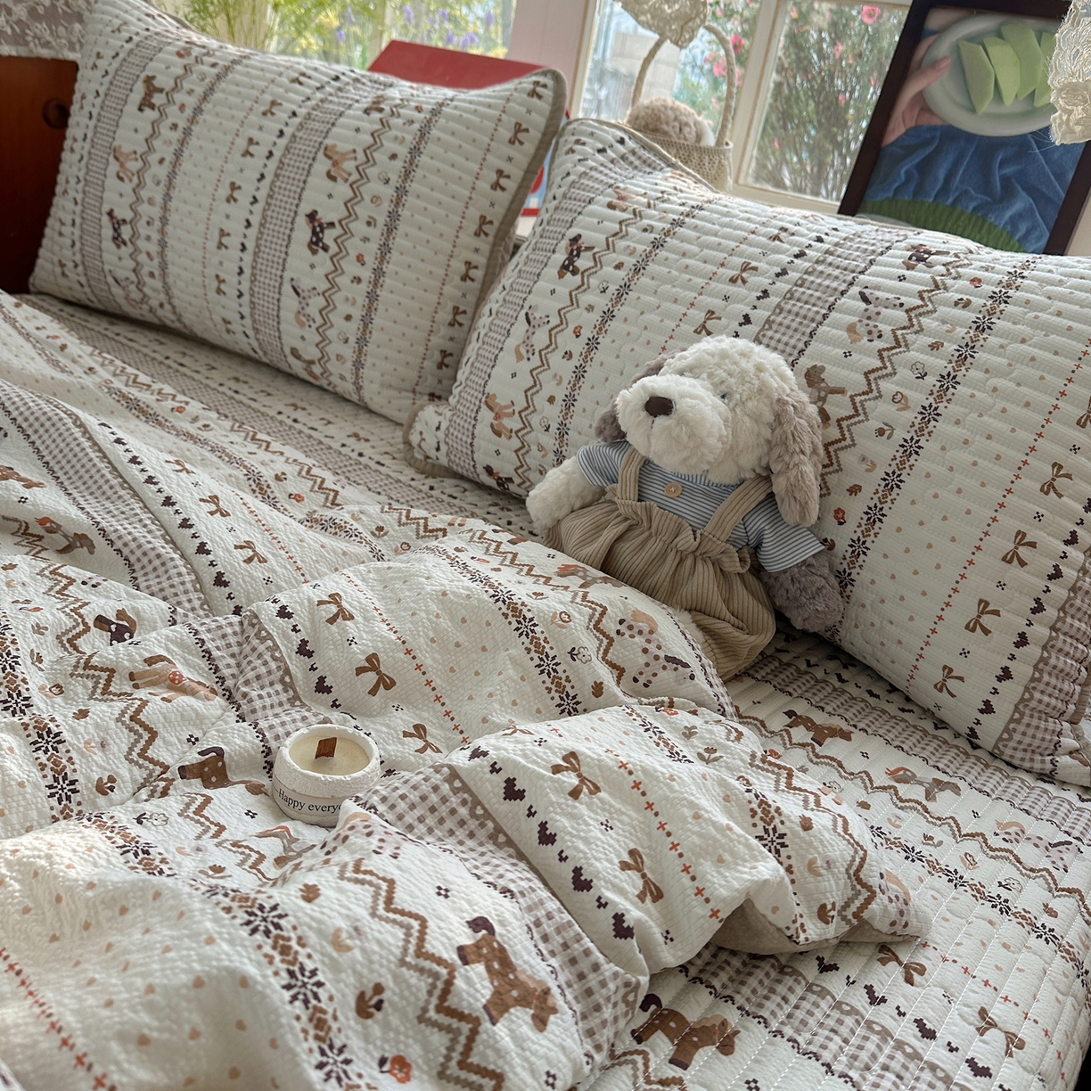 91家纺网 家纺一手货源 找家纺 几禾 2026新款高品质A类泡芙纱床盖夏被套件-青提系列（晚风渐热，温柔续夏） 青提-栗色木马纹