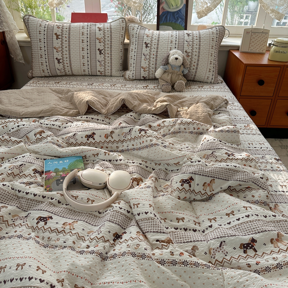 91家纺网 家纺一手货源 找家纺 几禾 2026新款高品质A类泡芙纱床盖夏被套件-青提系列（晚风渐热，温柔续夏） 青提-栗色木马纹