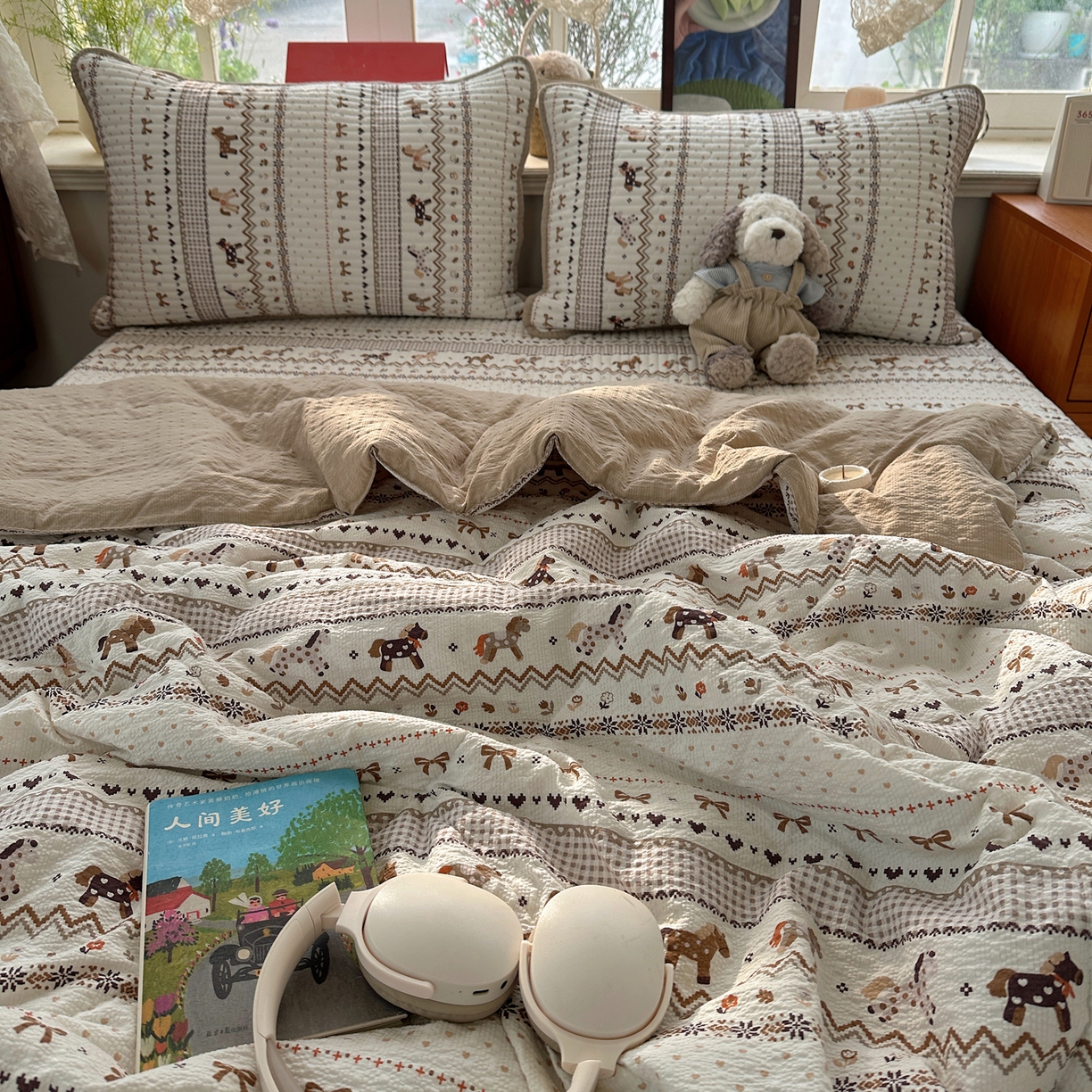91家纺网 家纺一手货源 找家纺 几禾 2026新款高品质A类泡芙纱床盖夏被套件-青提系列（晚风渐热，温柔续夏） 青提-栗色木马纹