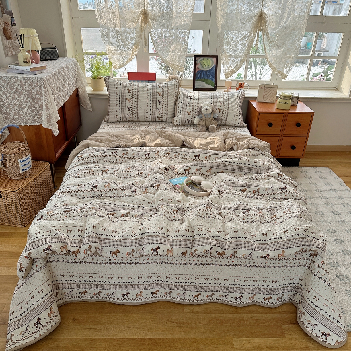 91家纺网 家纺一手货源 找家纺 几禾 2026新款高品质A类泡芙纱床盖夏被套件-青提系列（晚风渐热，温柔续夏） 青提-栗色木马纹