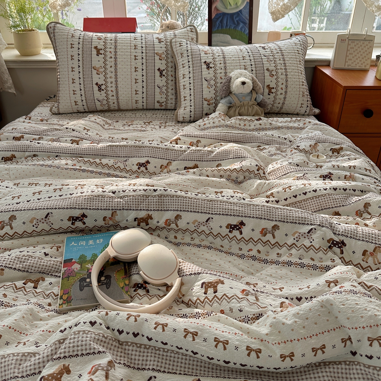 91家纺网 家纺一手货源 找家纺 几禾 2026新款高品质A类泡芙纱床盖夏被套件-青提系列（晚风渐热，温柔续夏） 青提-栗色木马纹