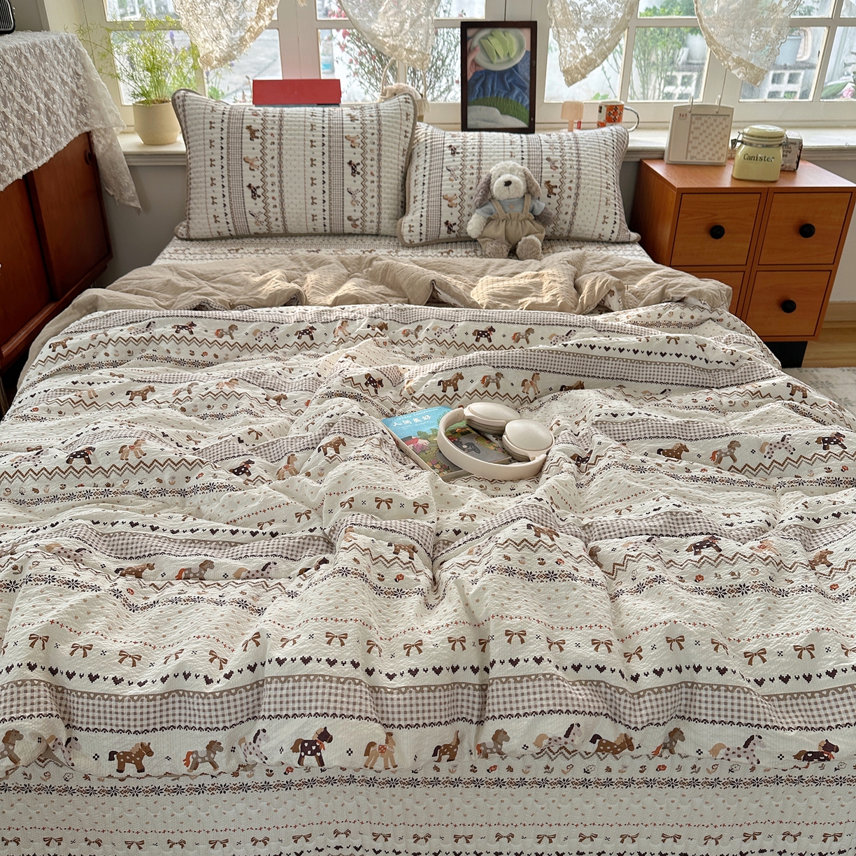 91家纺网 家纺一手货源 找家纺 几禾 2026新款高品质A类泡芙纱床盖夏被套件-青提系列（晚风渐热，温柔续夏） 青提-栗色木马纹