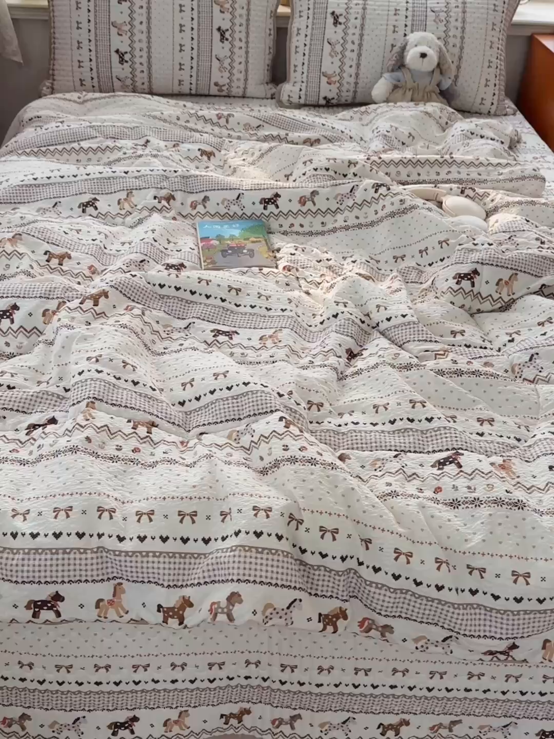 91家纺网 家纺一手货源 找家纺 几禾 2026新款高品质A类泡芙纱床盖夏被套件-青提系列（晚风渐热，温柔续夏） 青提-栗色木马纹