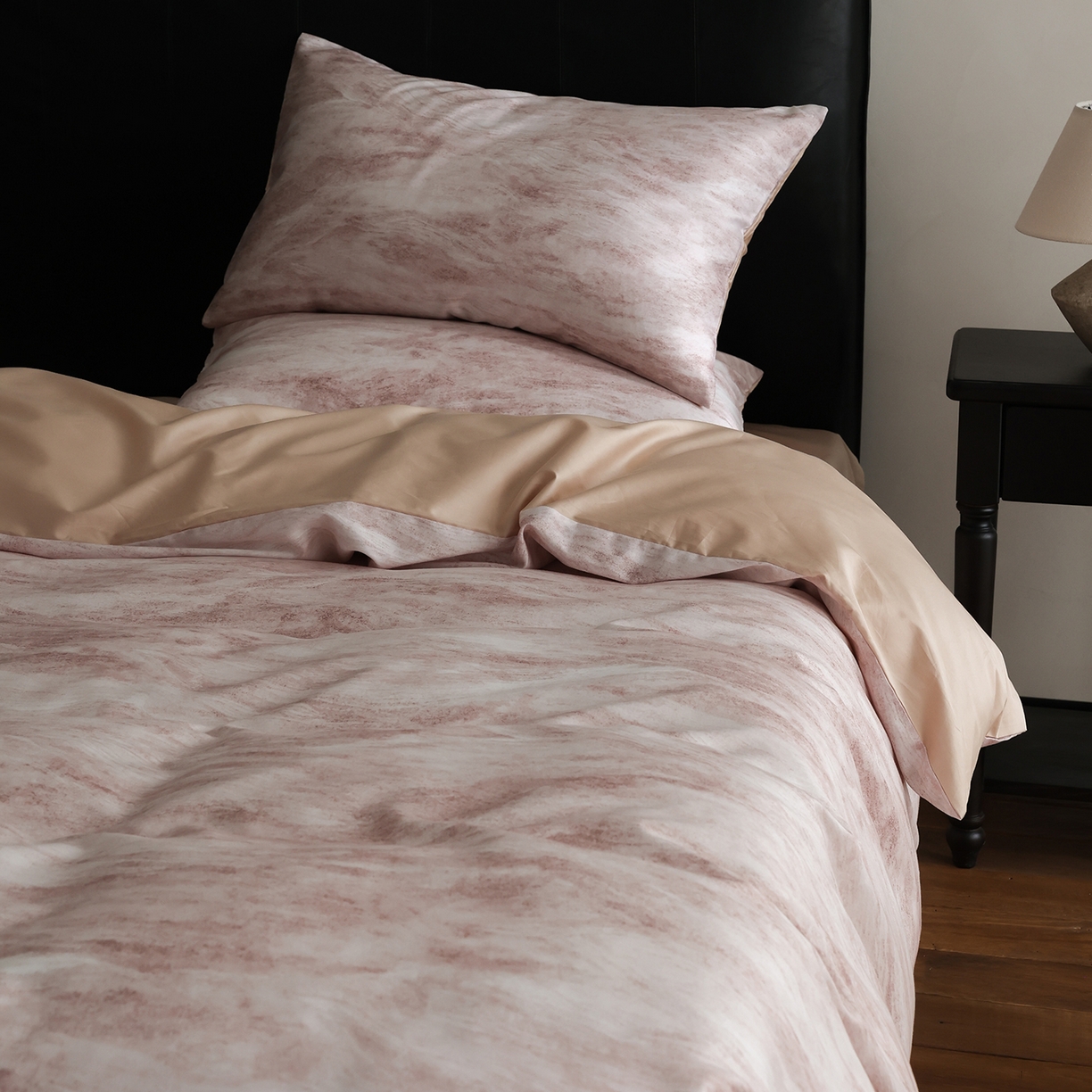 91家纺网 家纺一手货源 找家纺 ONE TWO ONE 121 2026新款专版数码印花100s50支数码印花长绒棉全棉纯棉四件套水墨江隐风格二 水墨江隐-粉