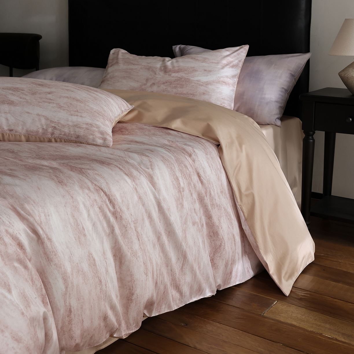 91家纺网 家纺一手货源 找家纺 ONE TWO ONE 121 2026新款专版数码印花100s50支数码印花长绒棉全棉纯棉四件套水墨江隐风格二 水墨江隐-粉