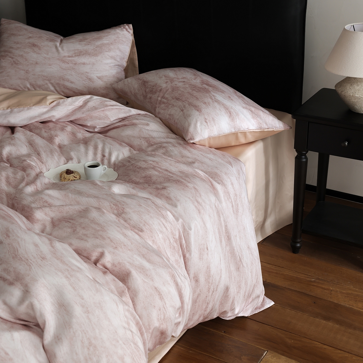 91家纺网 家纺一手货源 找家纺 ONE TWO ONE 121 2026新款专版数码印花100s50支数码印花长绒棉全棉纯棉四件套水墨江隐风格二 水墨江隐-粉