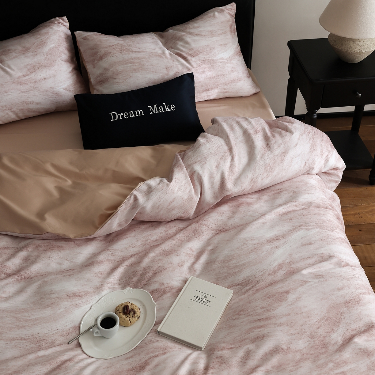 91家纺网 家纺一手货源 找家纺 ONE TWO ONE 121 2026新款专版数码印花100s50支数码印花长绒棉全棉纯棉四件套水墨江隐风格二 水墨江隐-粉