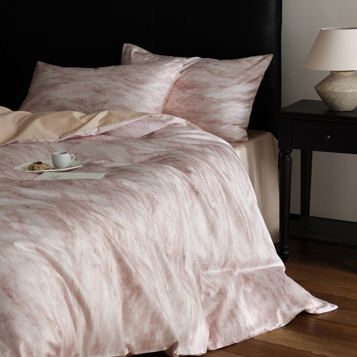 91家纺网 家纺一手货源 找家纺 ONE TWO ONE 121 2026新款专版数码印花100s50支数码印花长绒棉全棉纯棉四件套水墨江隐风格二 水墨江隐-粉