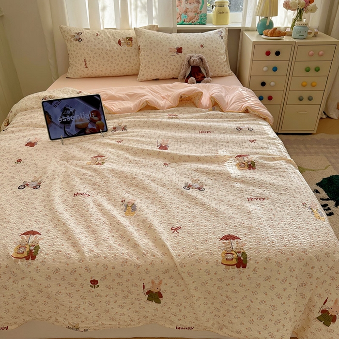 91家纺网 家纺一手货源 找家纺 初念 2026新款泡芙纱单夏被凉糖系列（凉而不冰的触感，清凉与柔软兼得） 凉糖-躲雨小兔