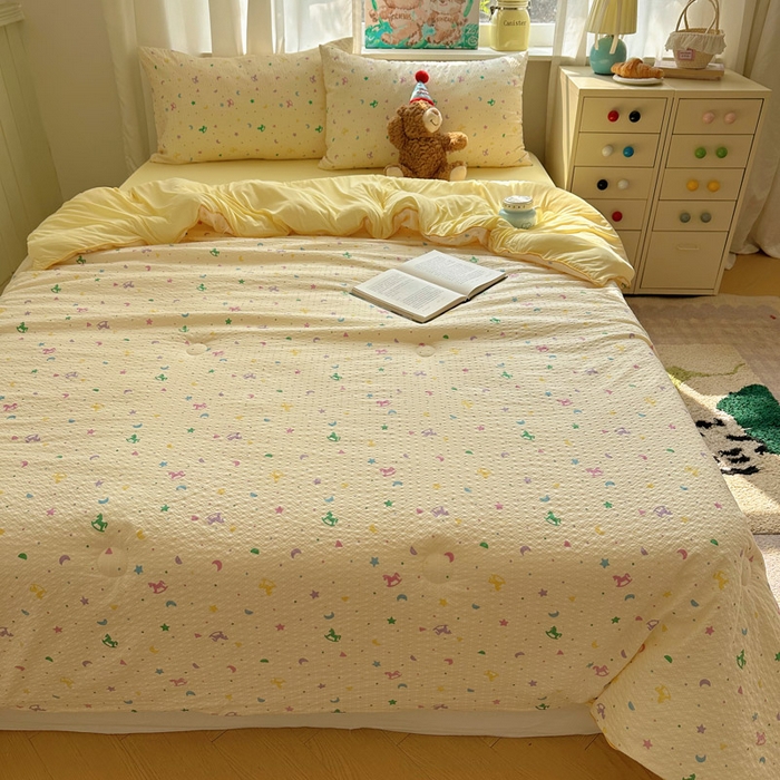 91家纺网 家纺一手货源 找家纺 初念 2026新款泡芙纱单夏被凉糖系列（凉而不冰的触感，清凉与柔软兼得） 凉糖-摇摇木马