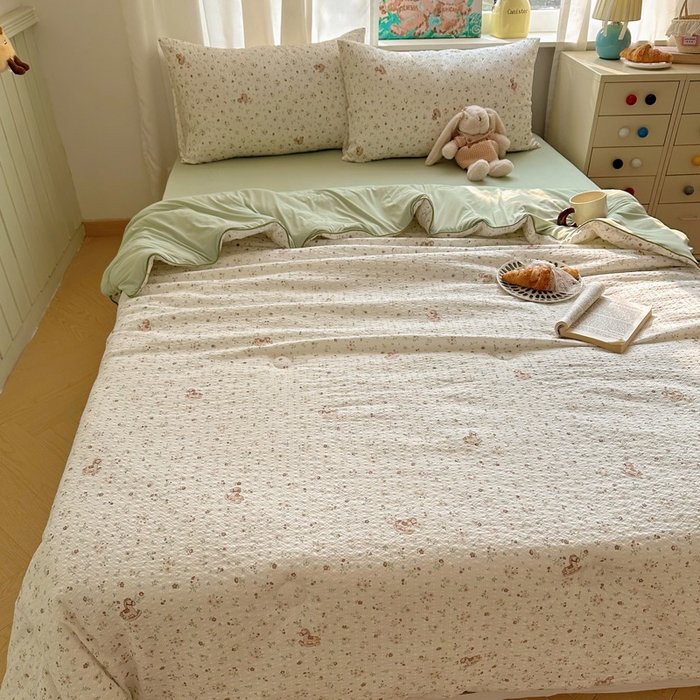 91家纺网 家纺一手货源 找家纺 初念 2026新款泡芙纱单夏被凉糖系列（凉而不冰的触感，清凉与柔软兼得） 凉糖-木马小花团